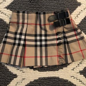 Burberry skirt so cute I could die